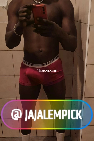 Jeune black charmant et fougueux 