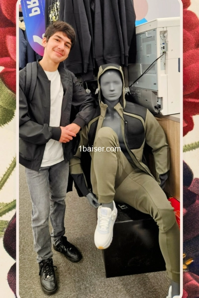 SALUT je m'appelle lorenzo j ai 18ANS je suis à la recher d'une meuf je su — Escort Savoie (1)