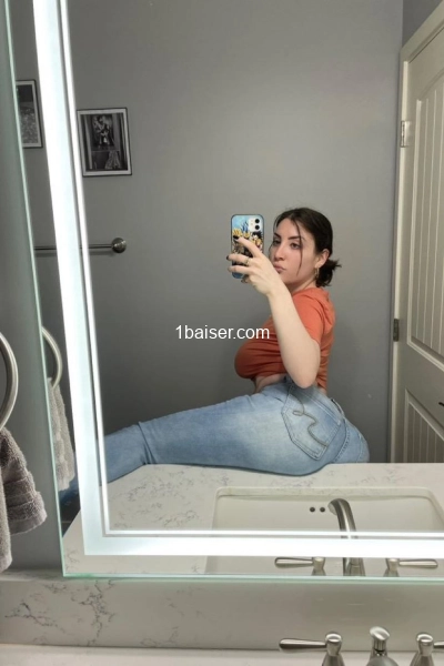  Sublime Brune aux Courbes Envoûtante