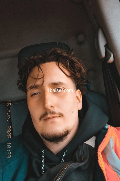 Jeune homme cherche a s'amuser