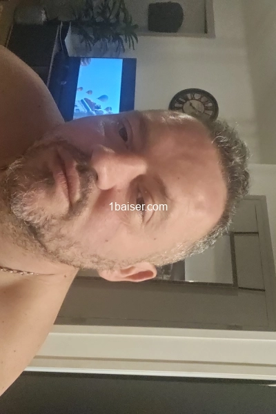 Je suis dispo pour toutes filles que ca interresse j’ai 45 ans je suis un