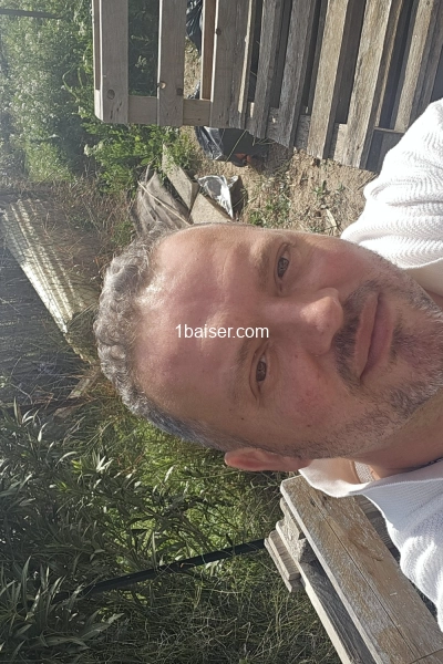 Je suis dispo pour toutes filles que ca interresse j’ai 45 ans je suis un