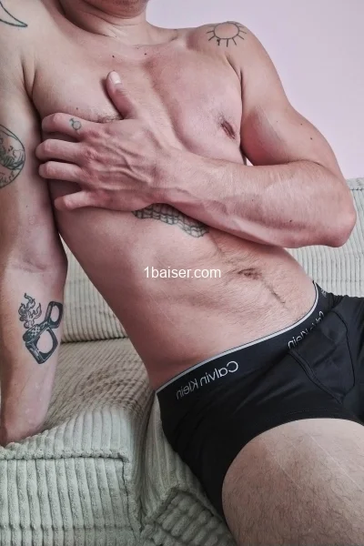 Escort in Paris : Transboy Madness, Male (2/3)