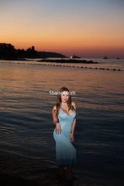 Escort in Paris : Nadine, Female (2/3)