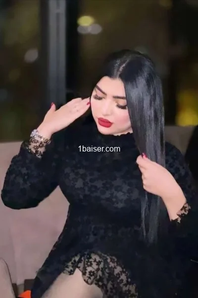 Laura — Escort à Rennes, Femme (1/12)