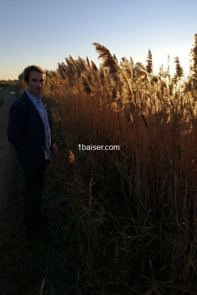 Jeune homme à l'écoute de l'énergie  charnelle féminine