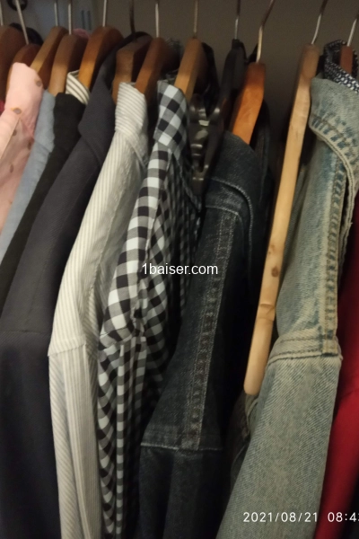 Jeune homme à l'écoute de l'énergie  charnelle féminine