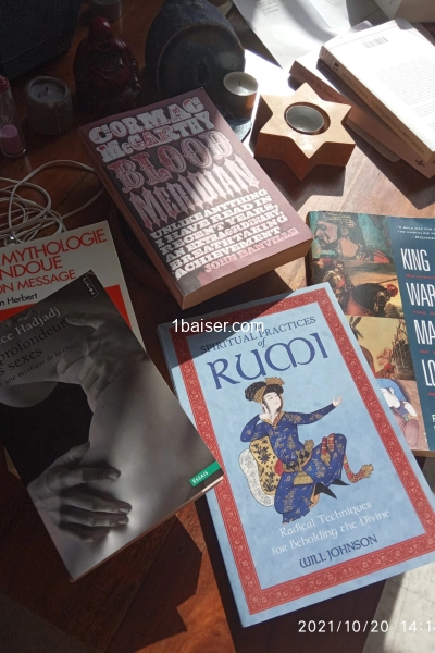 Jeune homme à l'écoute de l'énergie  charnelle féminine