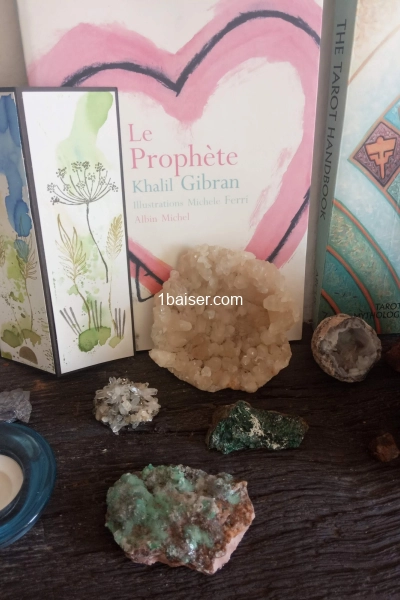 Jeune homme à l'écoute de l'énergie  charnelle féminine