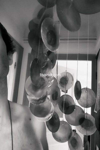 Jeune homme à l'écoute de l'énergie  charnelle féminine