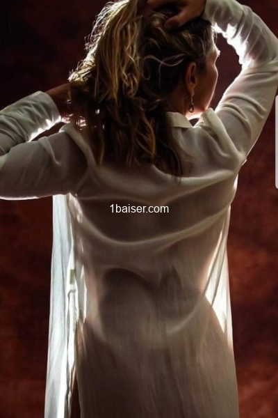 Jolie blonde gourmande