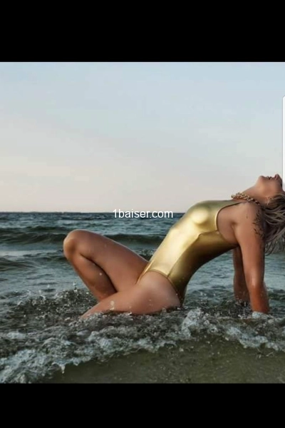 Jolie blonde gourmande