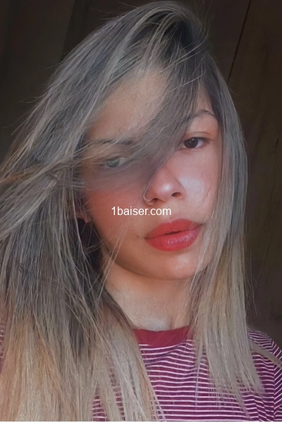 Jeune femme Sabrine a Bourg en Bresse