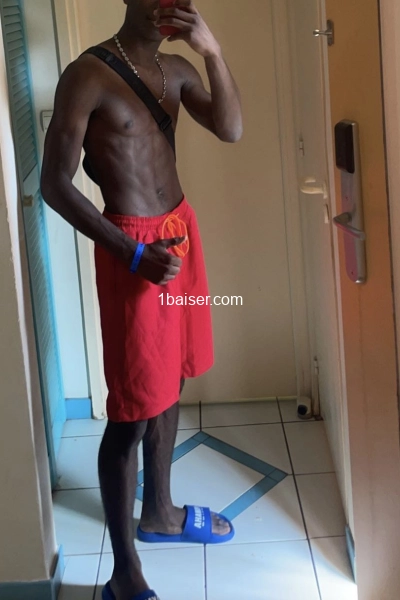 Escort boy des îles à votre services